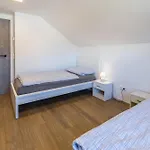 Zeichner Apartment *
