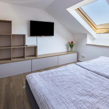 Zeichner Apartment *