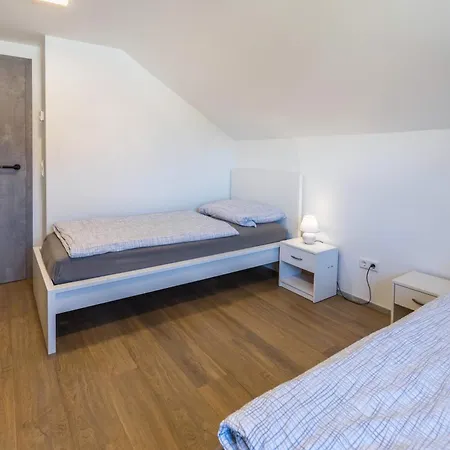Zeichner Apartment *